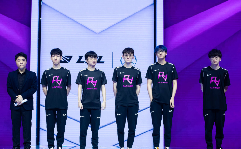 国足团队已 国足团队已